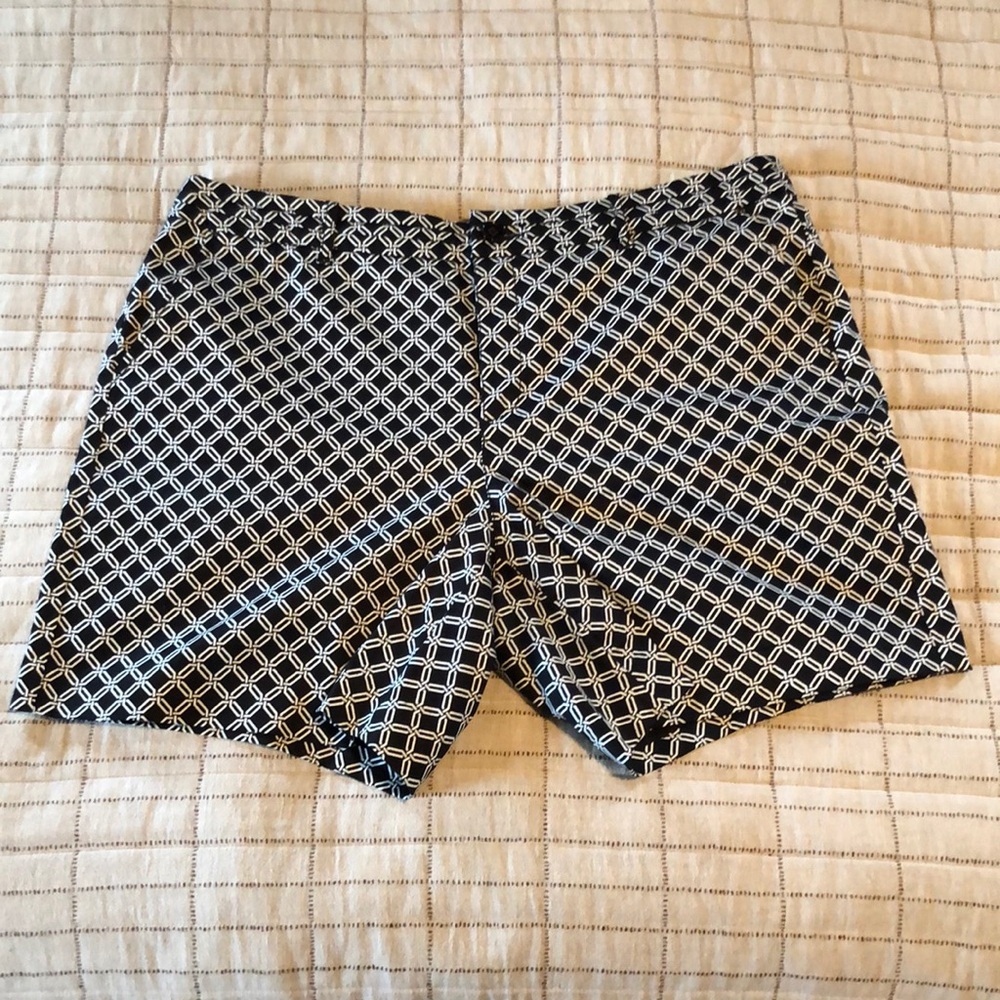 Black and White Tailored Shorts Size 16